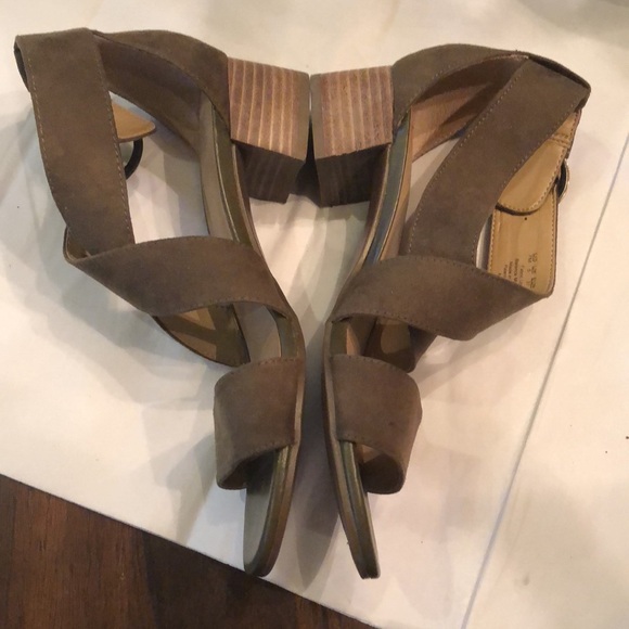 Naturalizer low stacked heel wide criss cross ankle strap faux suede sandals - Picture 4 of 12